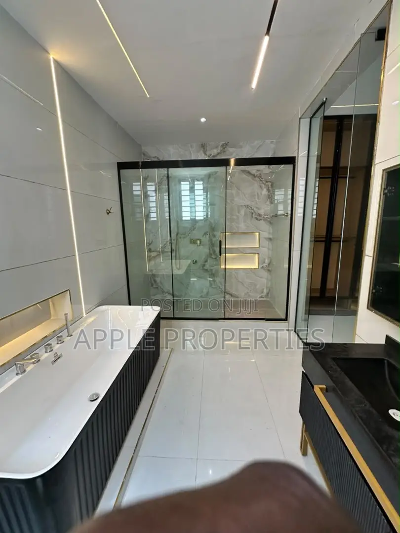 5bdrm Duplex in Lekki Phase 1 for sale in Lekki Phase 1