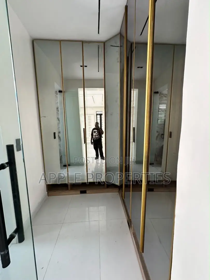 5bdrm Duplex in Lekki Phase 1 for sale in Lekki Phase 1