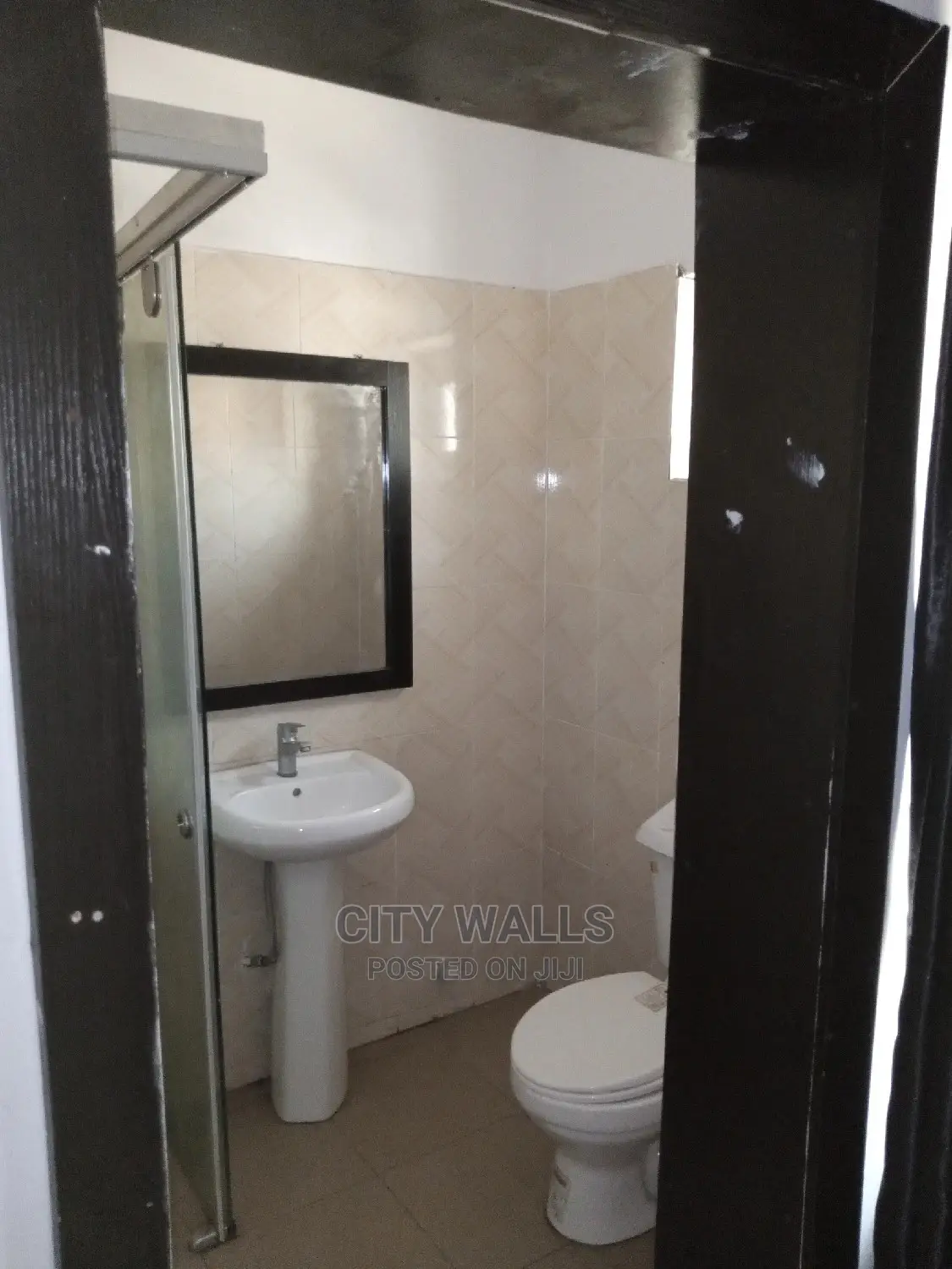 Mini Flat in Chevron for rent in Chevron