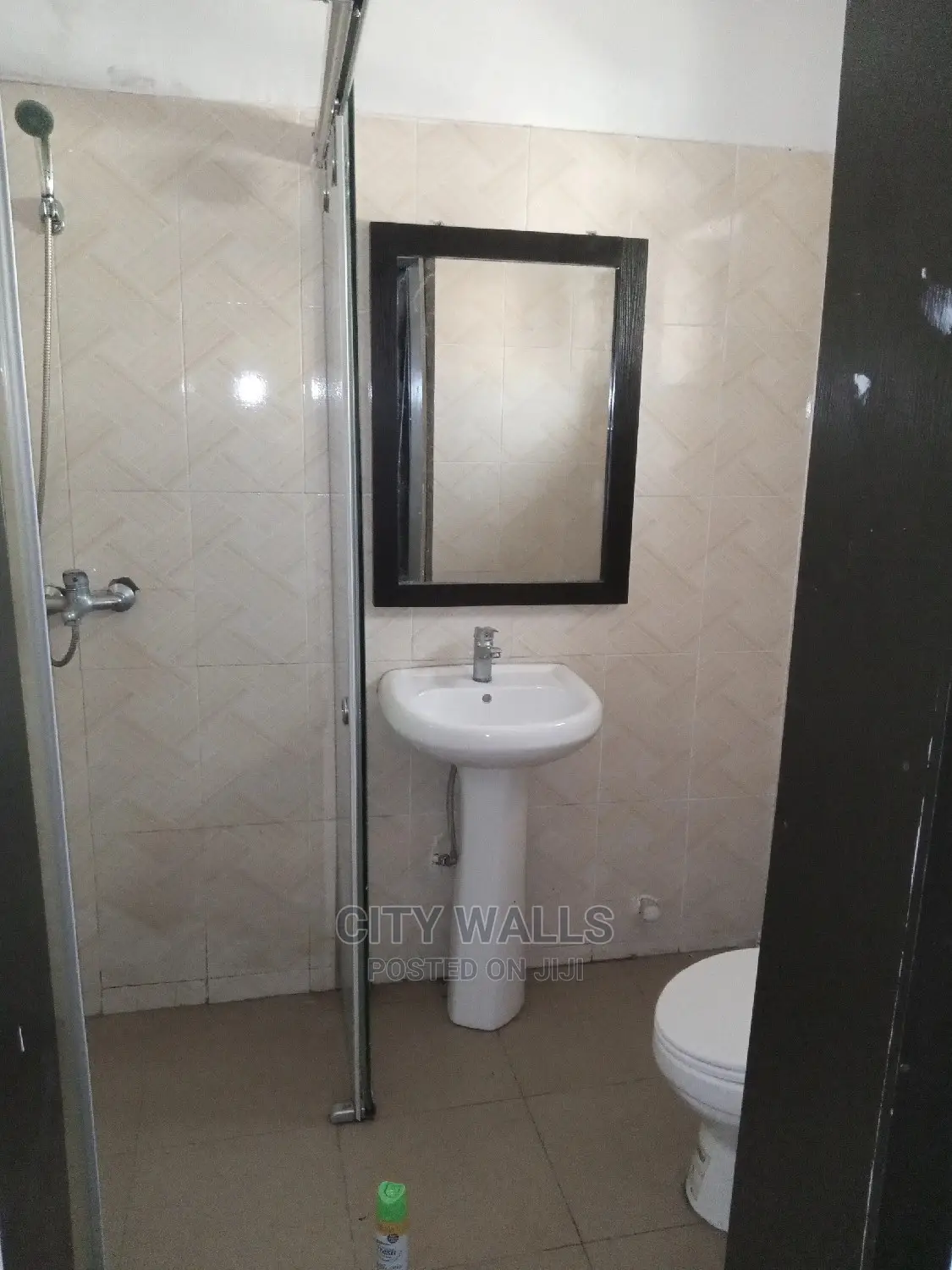 Mini Flat in Chevron for rent in Chevron