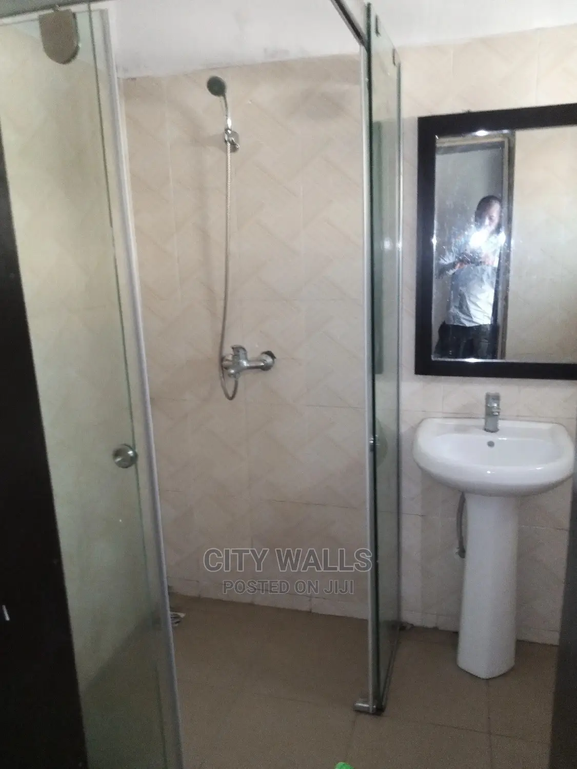 Mini Flat in Chevron for rent in Chevron