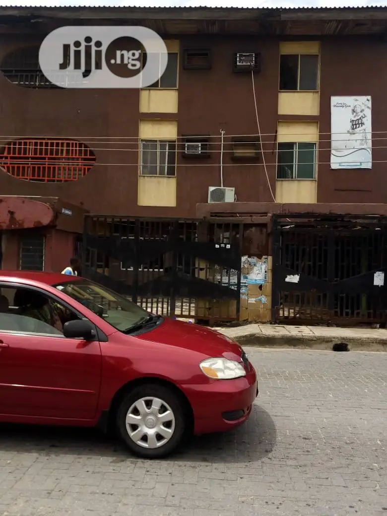 3bdrm Block of Flats in Surulere for Sale in Surulere