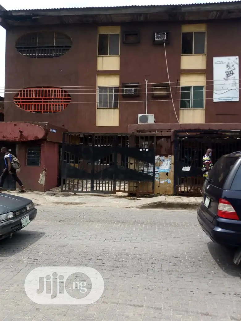 3bdrm Block of Flats in Surulere for Sale in Surulere