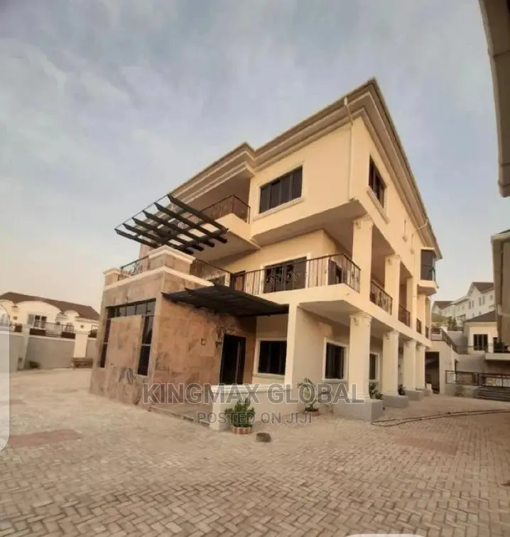 8bdrm Duplex in Guzape District for Sale in Guzape District