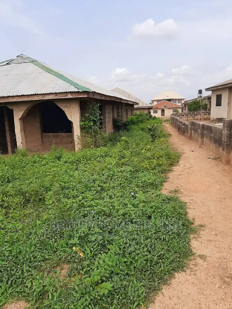 4bdrm Bungalow in Nigarite Estate, Oluyole for sale in Oluyole