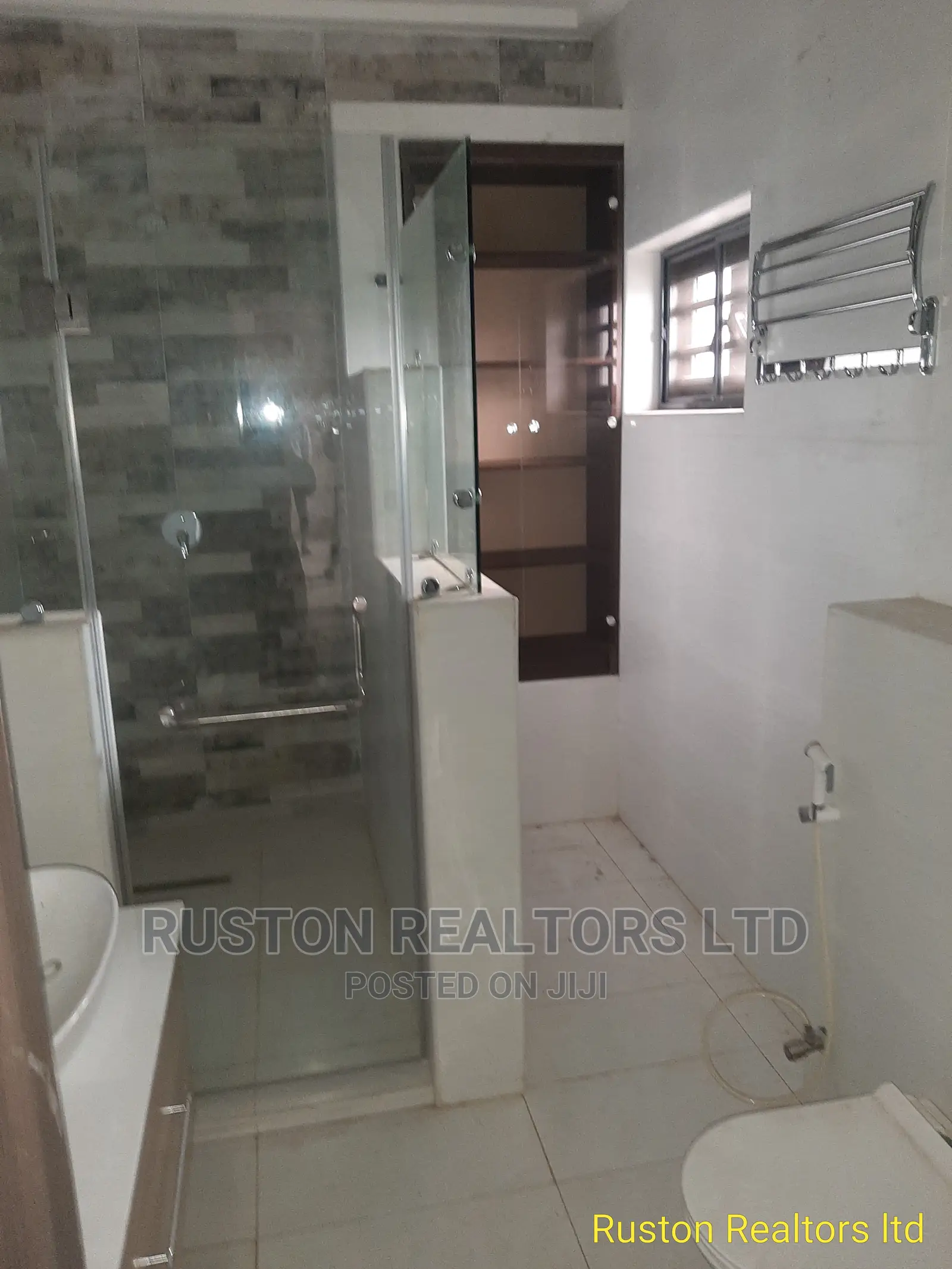 5bdrm Duplex in Jericho for sale in Jericho