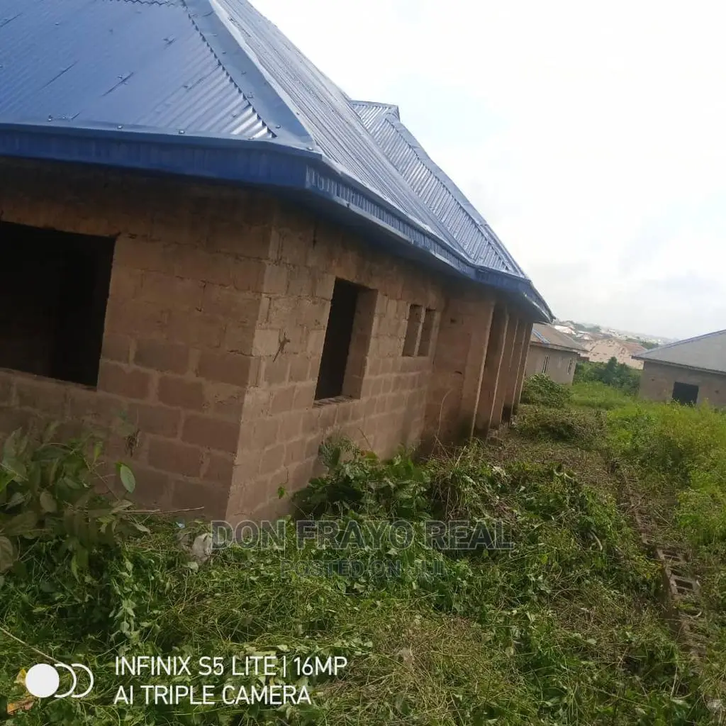 3bdrm Block of Flats in Idi Agbon, Soka for sale in Soka