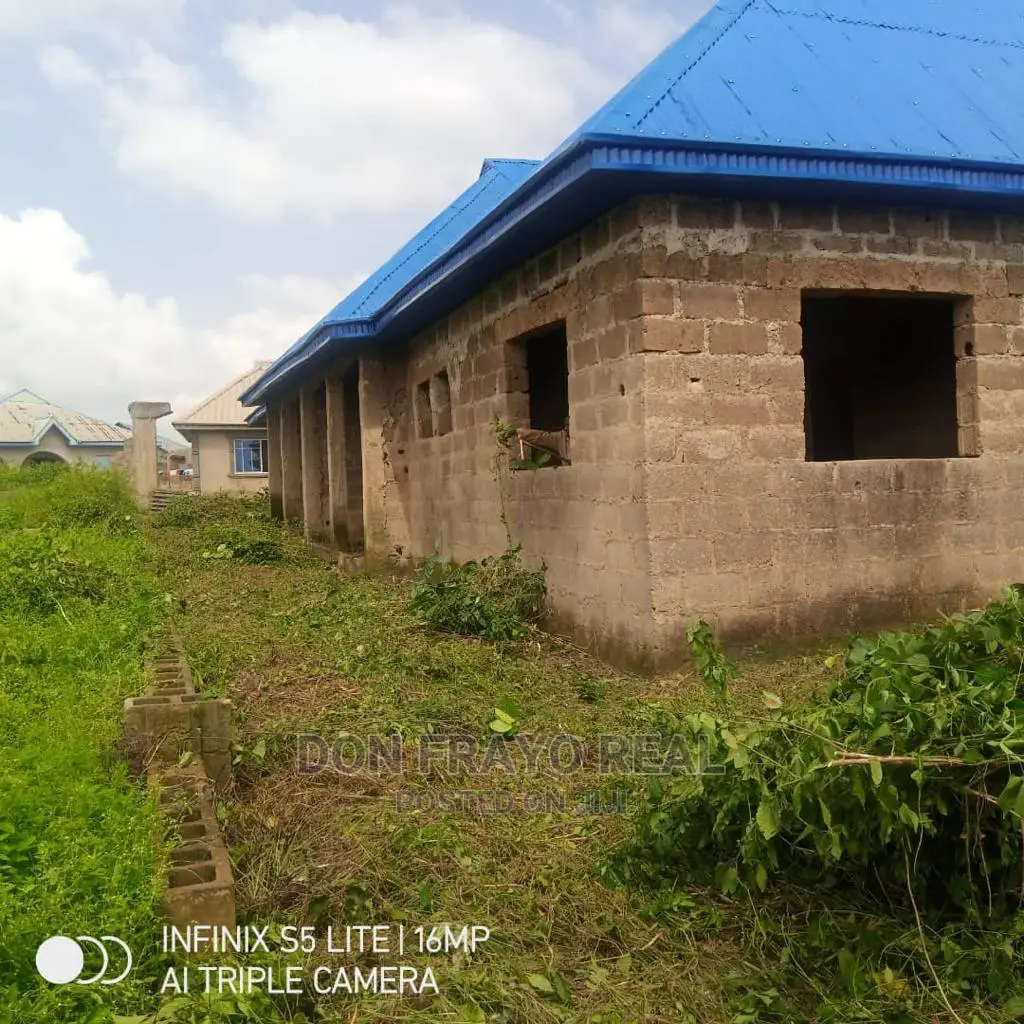 3bdrm Block of Flats in Idi Agbon, Soka for sale in Soka