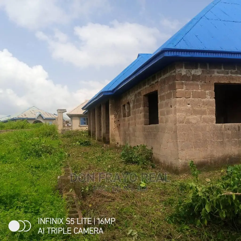 3bdrm Block of Flats in Idi Agbon, Soka for sale in Soka