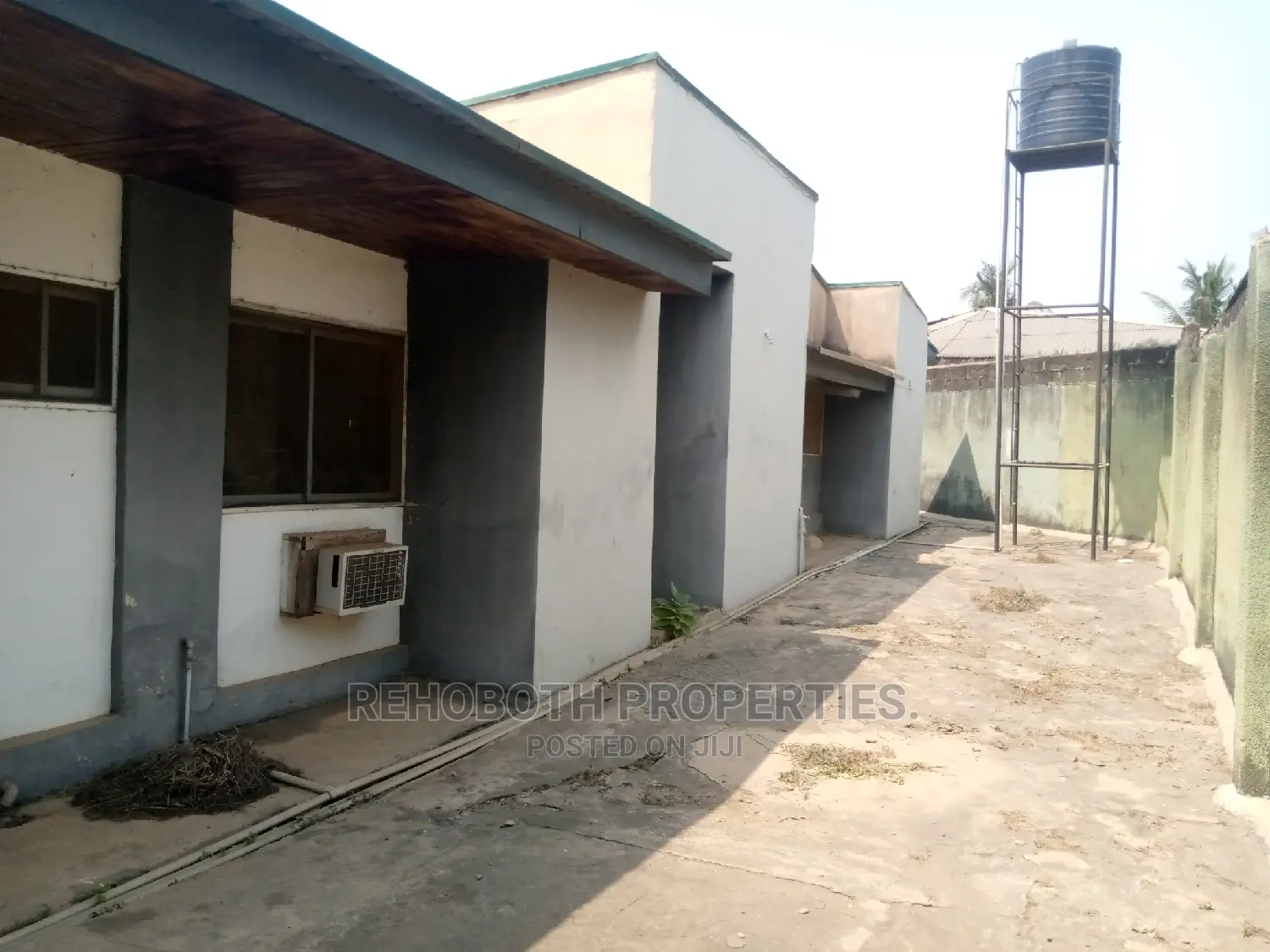 10bdrm Bungalow in Alexsandra, Ibadan for sale in Ibadan