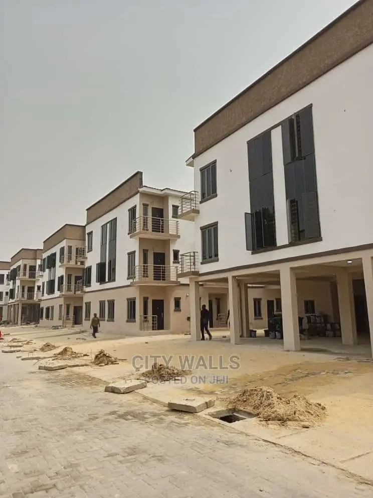 Mini Flat in Chevron for rent in Chevron