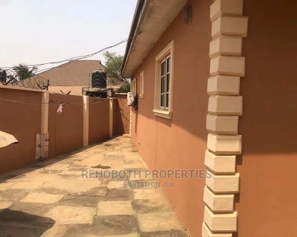 4bdrm Bungalow in Obisan Close, Ibadan for Sale in Ibadan