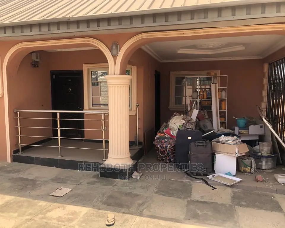 4bdrm Bungalow in Obisan Close, Ibadan for Sale in Ibadan