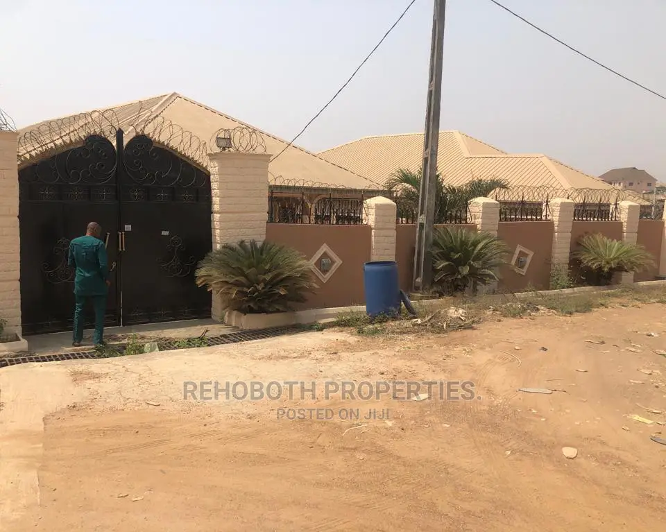 4bdrm Bungalow in Obisan Close, Ibadan for Sale in Ibadan