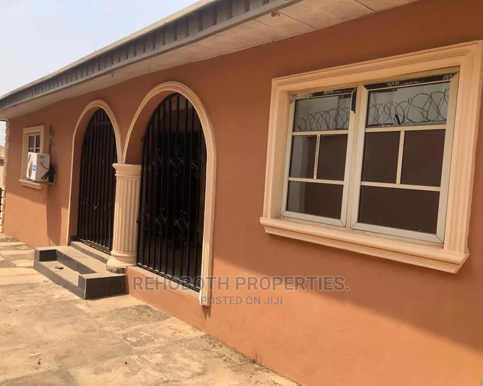 4bdrm Bungalow in Obisan Close, Ibadan for Sale in Ibadan