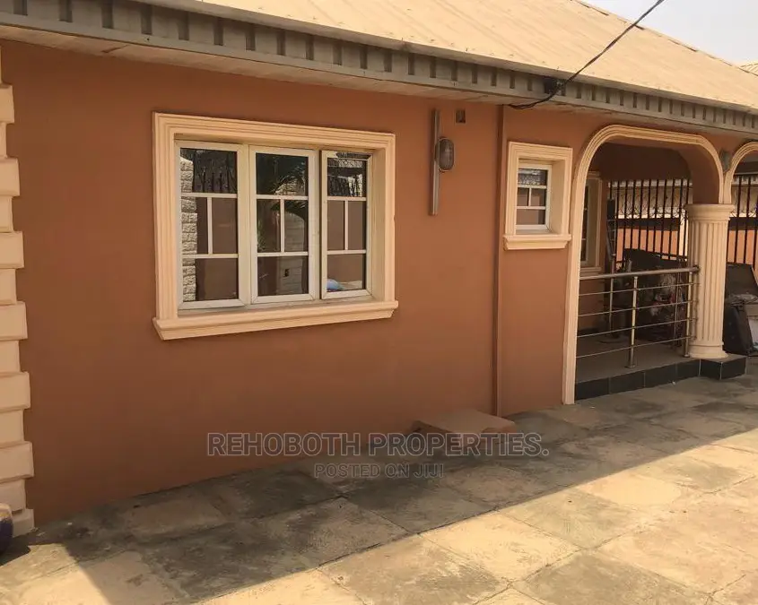 4bdrm Bungalow in Obisan Close, Ibadan for Sale in Ibadan