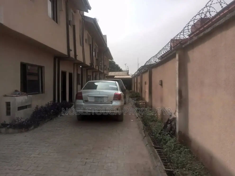 5bdrm Duplex in Ikorodu Lagos for Sale in Ikorodu Garage