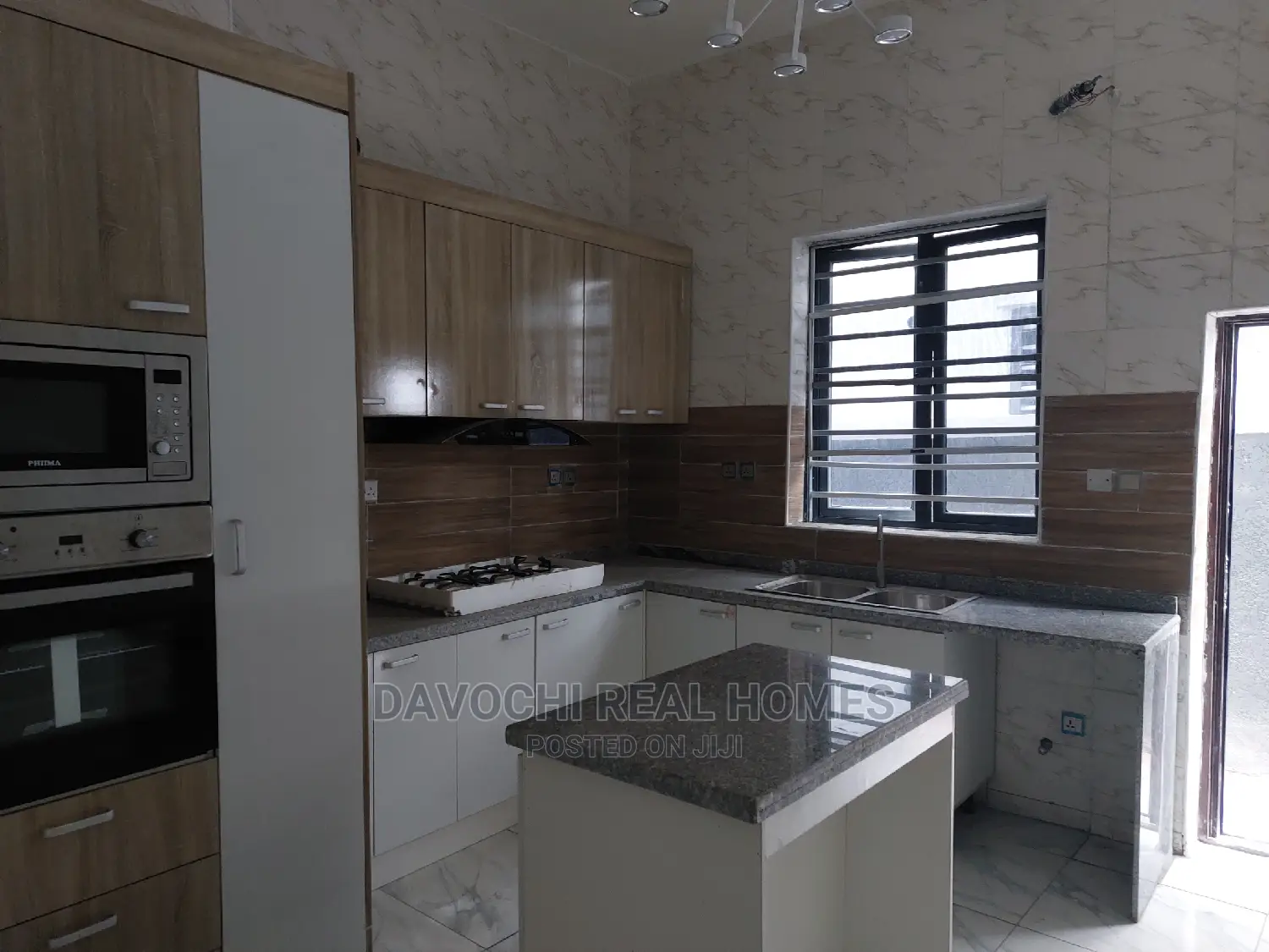 4bdrm Duplex in by Chevron Second for Sale in Chevron