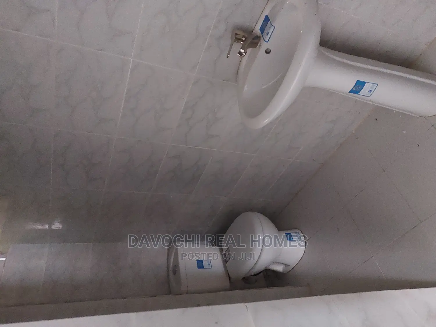 2bdrm Block of Flats in Orchid Road, Chevron for sale in Chevron