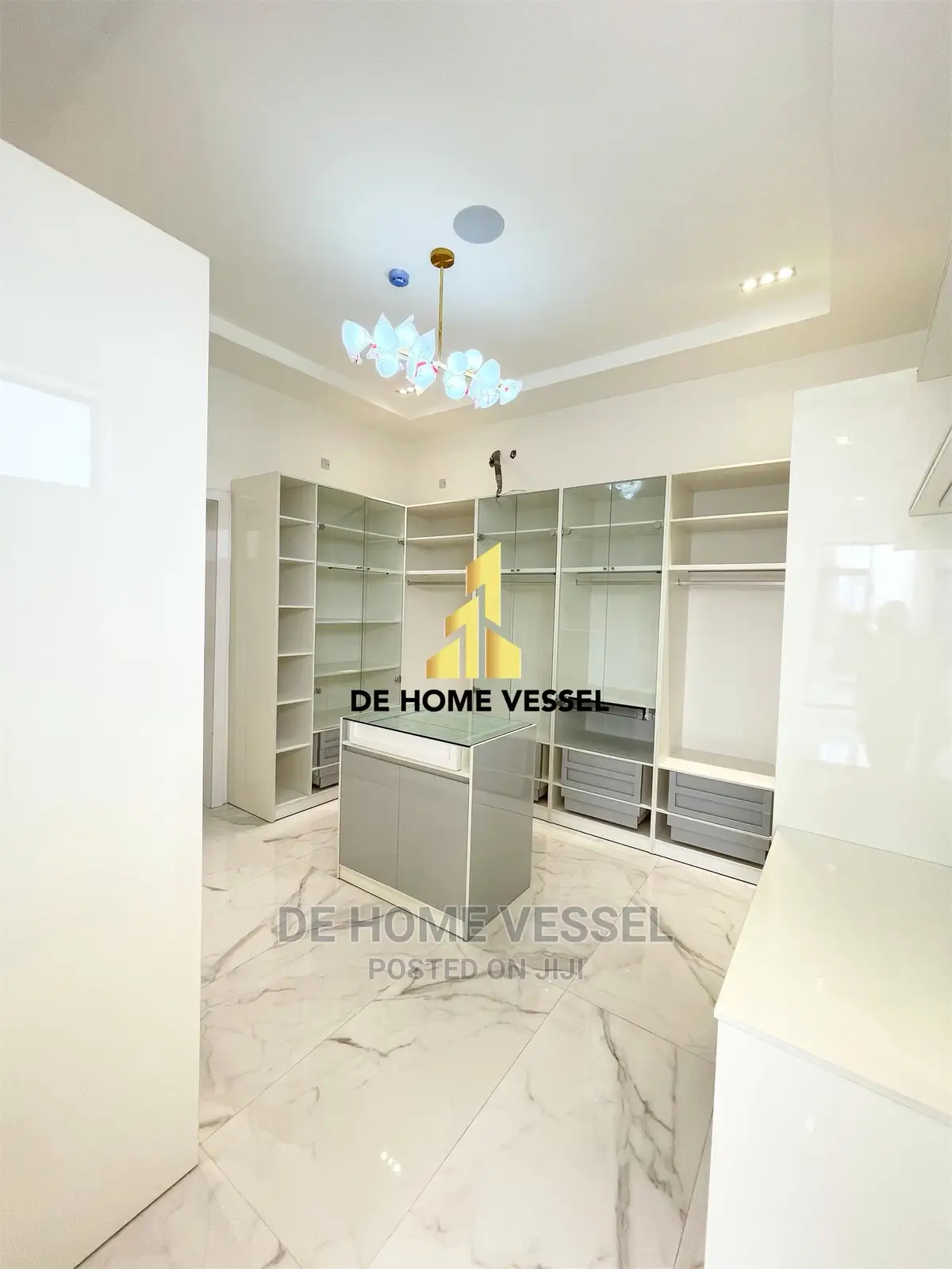 6bdrm Mansion in Osapa London for Sale in Osapa london