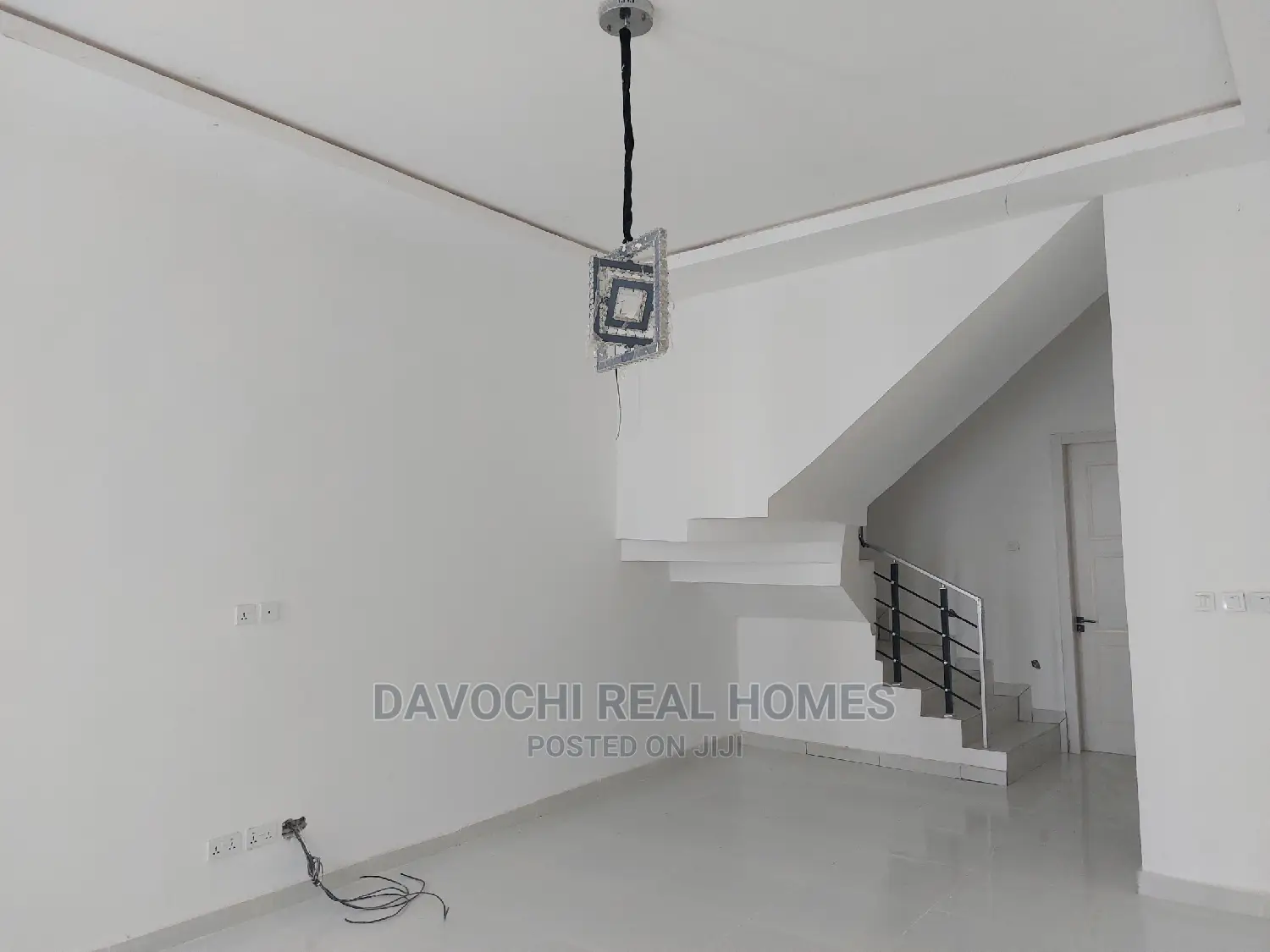 5bdrm Duplex in Orchid Road, Chevron for sale in Chevron