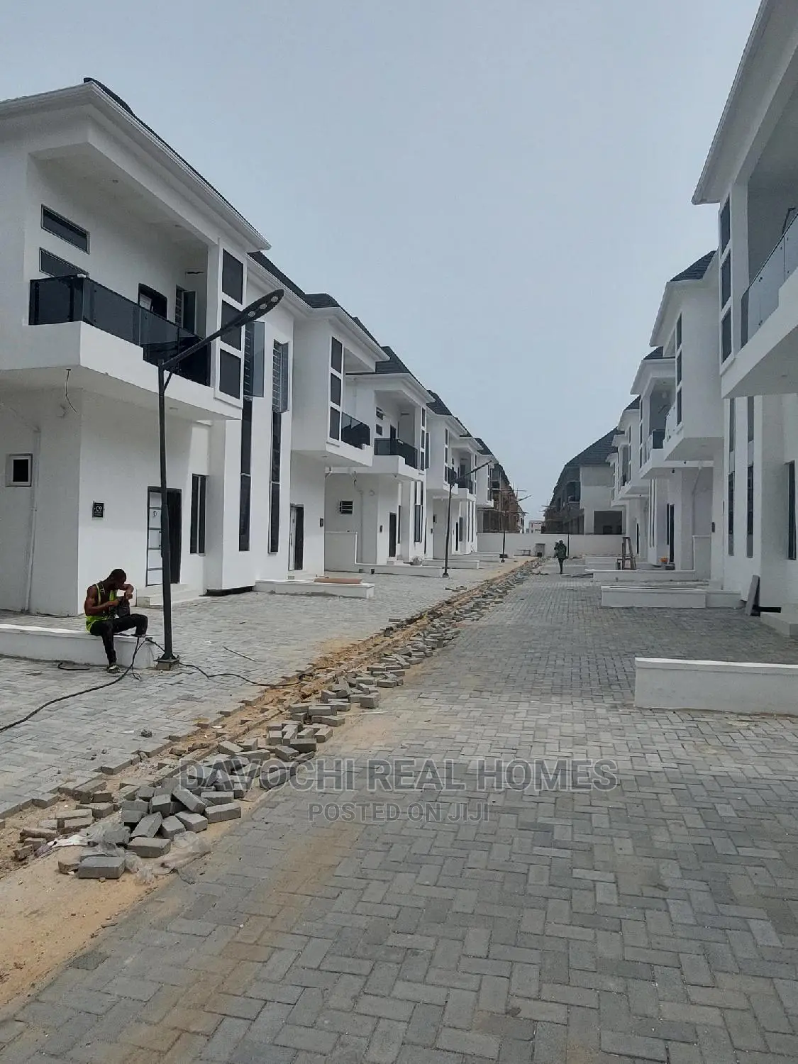 5bdrm Duplex in Orchid Road, Chevron for sale in Chevron