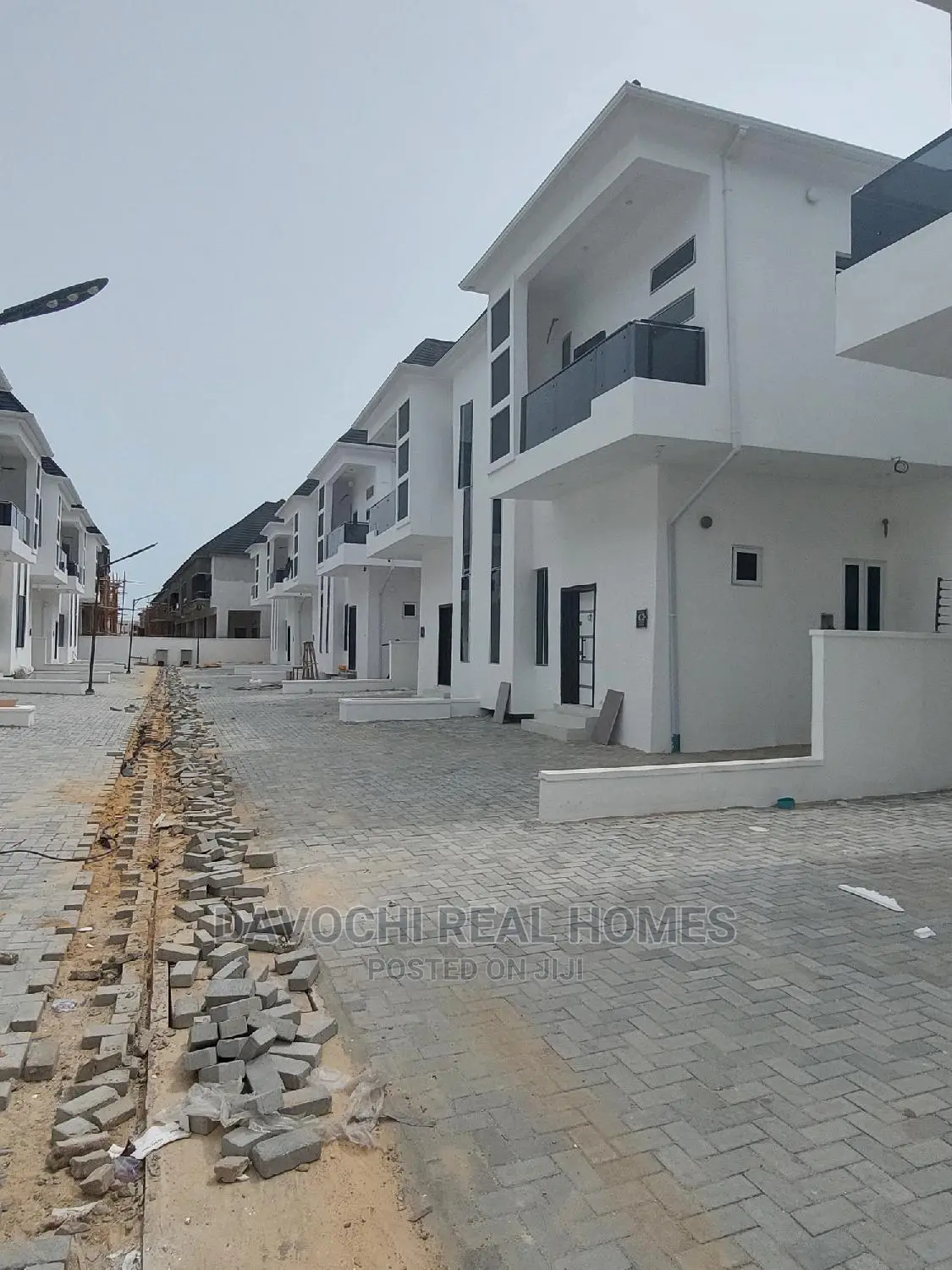 5bdrm Duplex in Orchid Road, Chevron for sale in Chevron