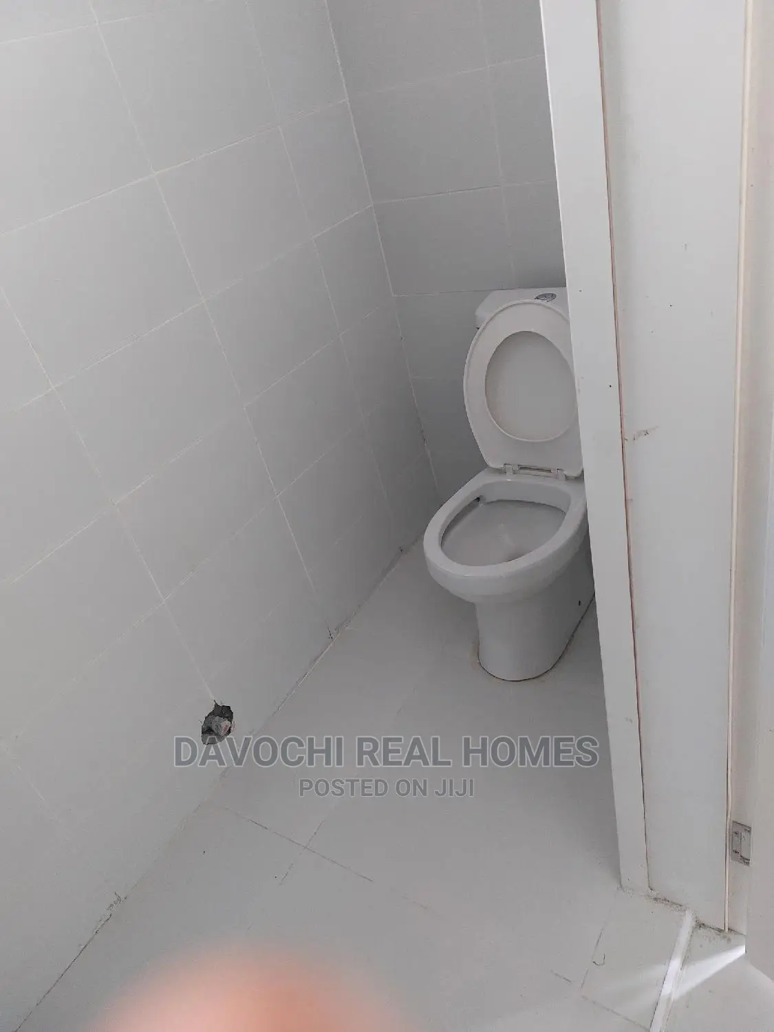 5bdrm Duplex in Orchid Road, Chevron for sale in Chevron