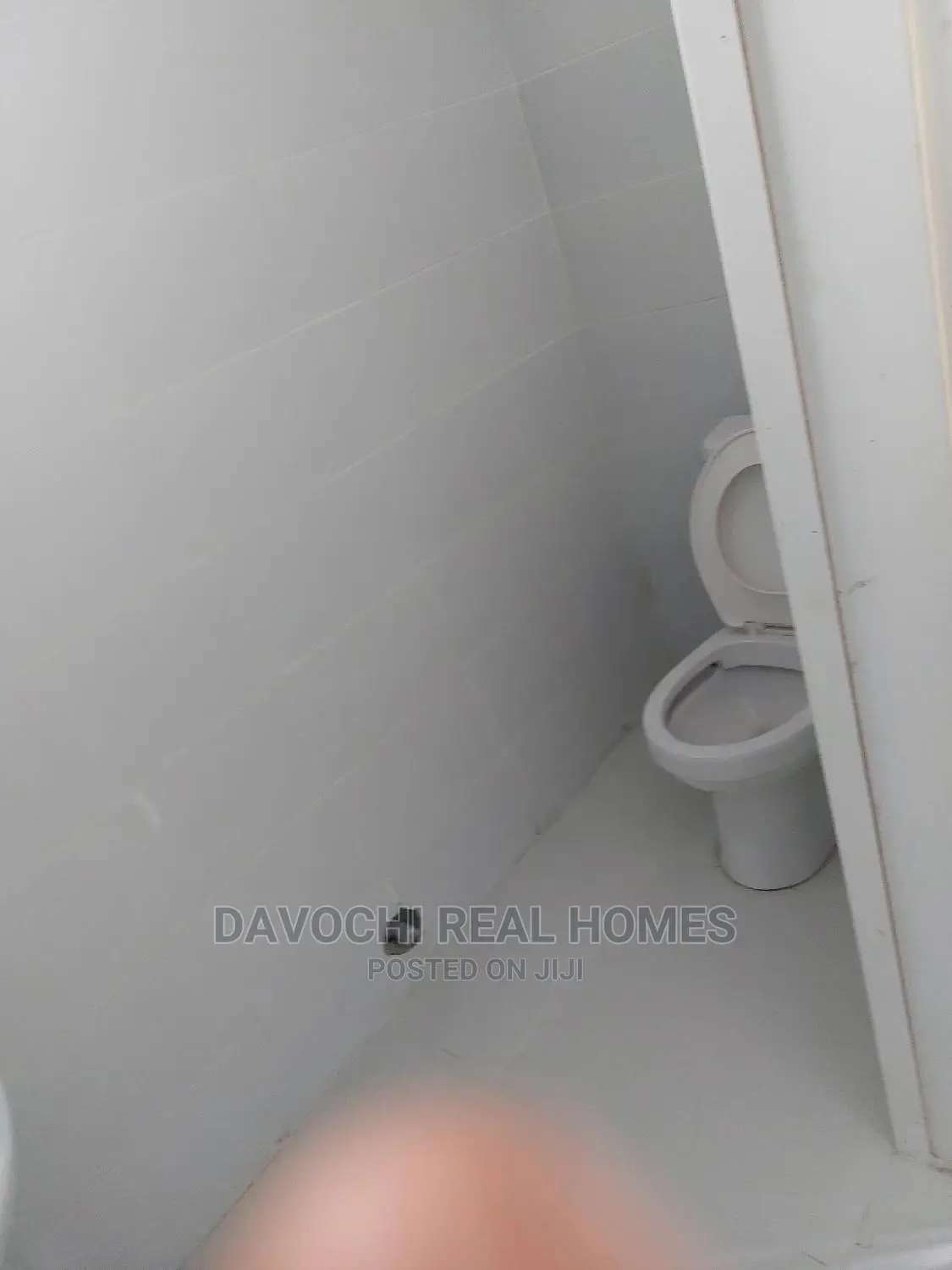 5bdrm Duplex in Orchid Road, Chevron for sale in Chevron