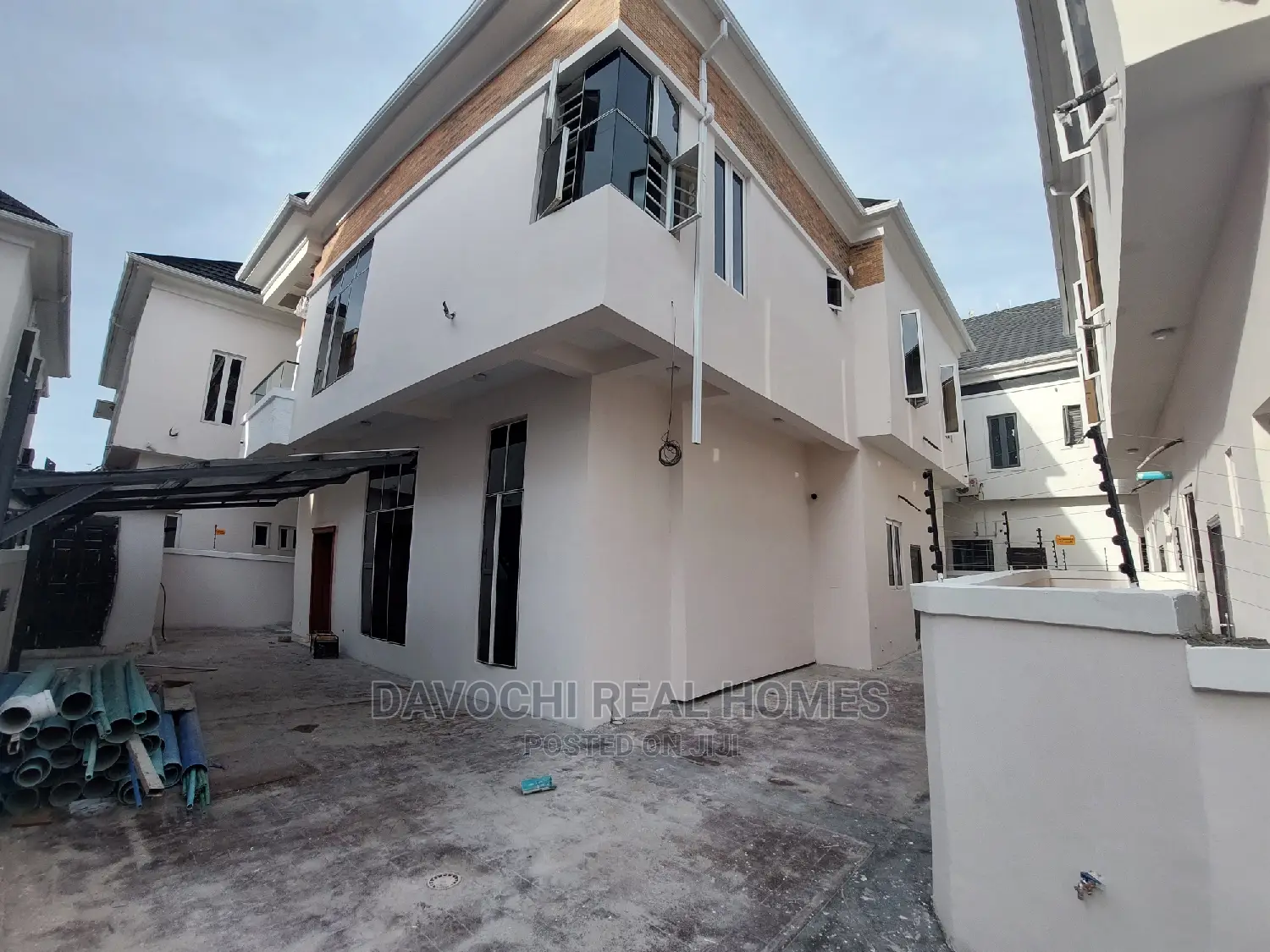 5bdrm Duplex in Chevron for sale in Chevron