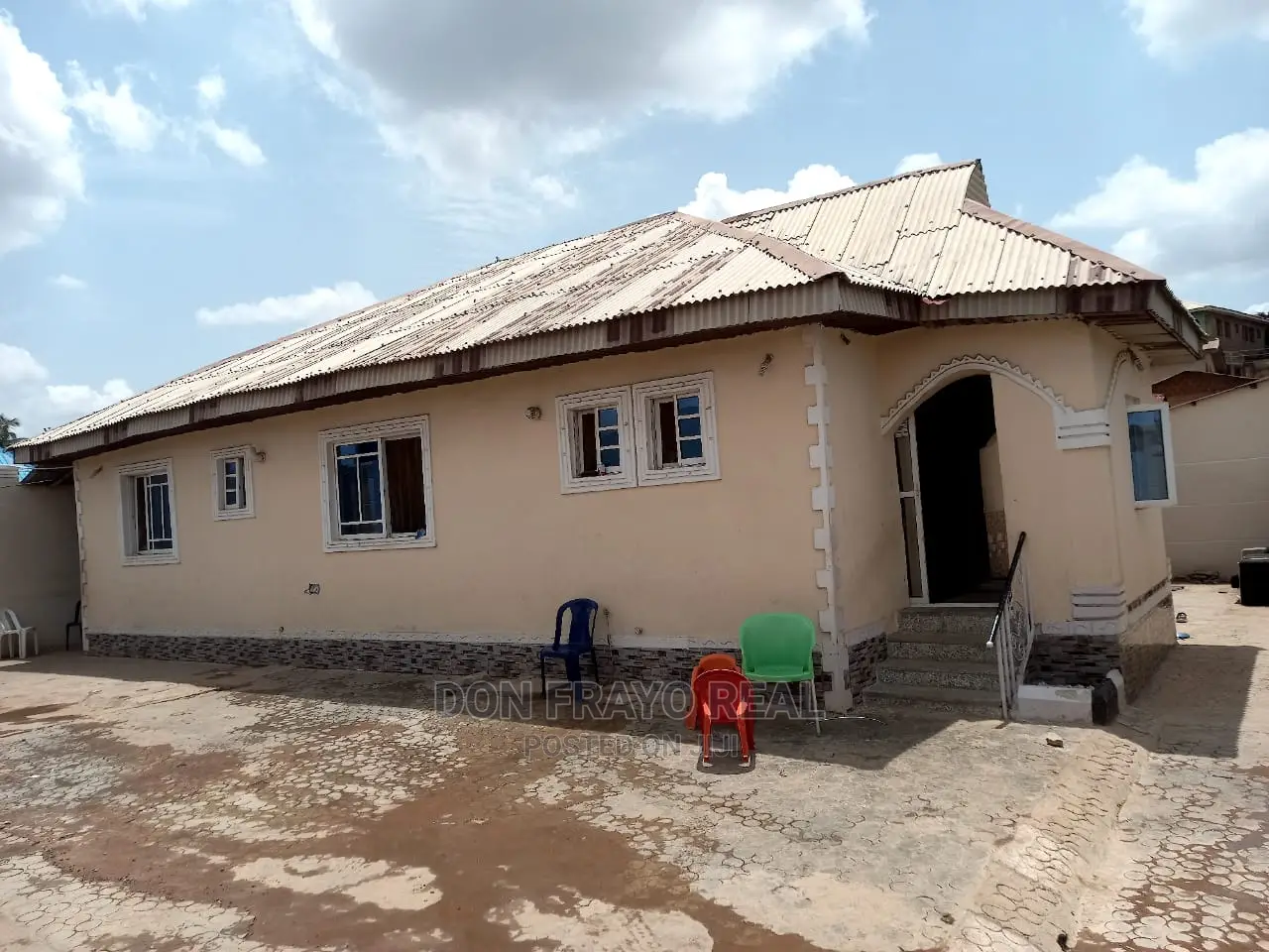 3bdrm Bungalow in Akingbade Old Ife Rd, Ibadan for sale in Ibadan