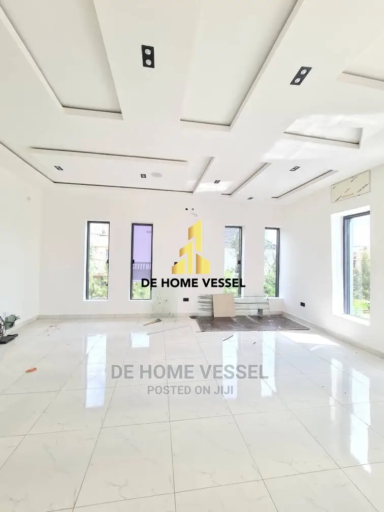 5bdrm Duplex in Ikota for Sale in Ikota
