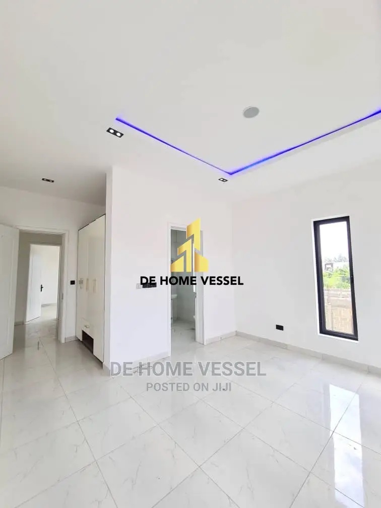 5bdrm Duplex in Ikota for Sale in Ikota
