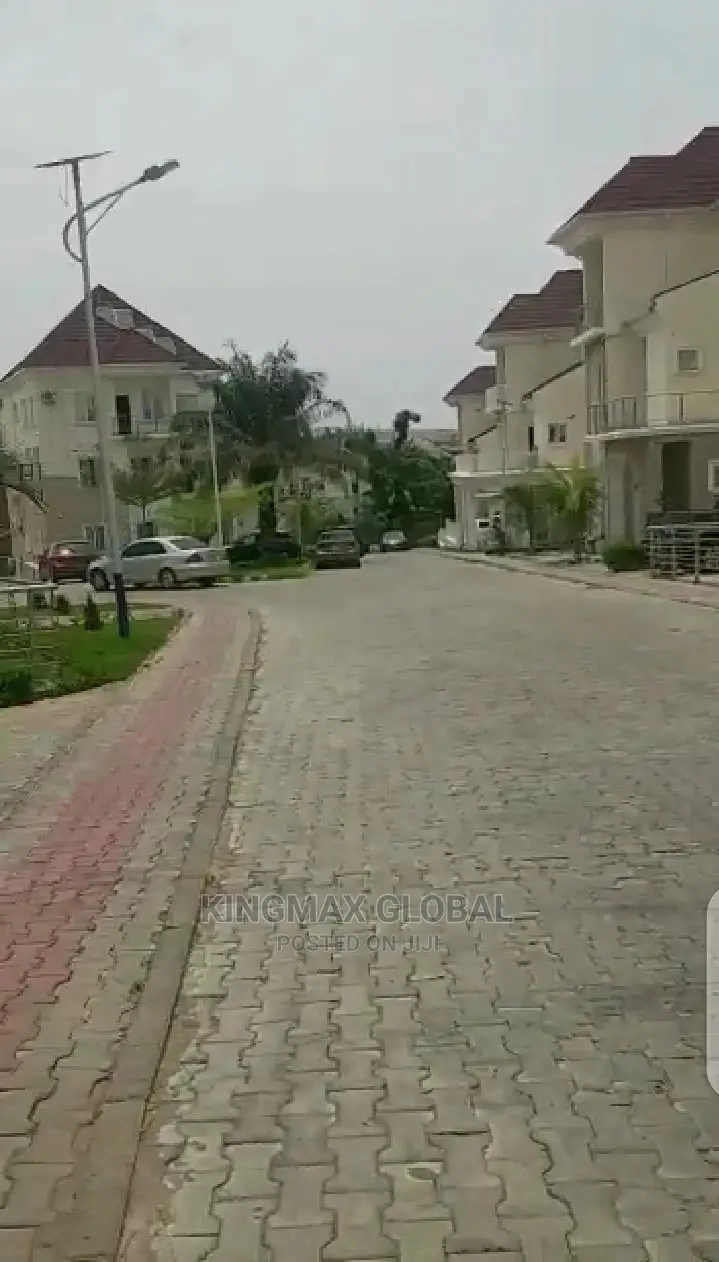 6bdrm Duplex in Mini Estate, Zone B for sale in Zone B