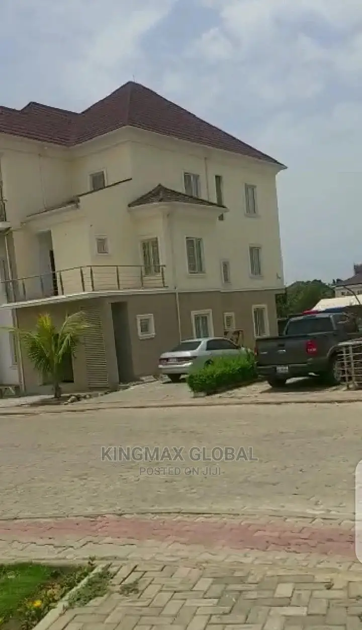 6bdrm Duplex in Mini Estate, Zone B for sale in Zone B