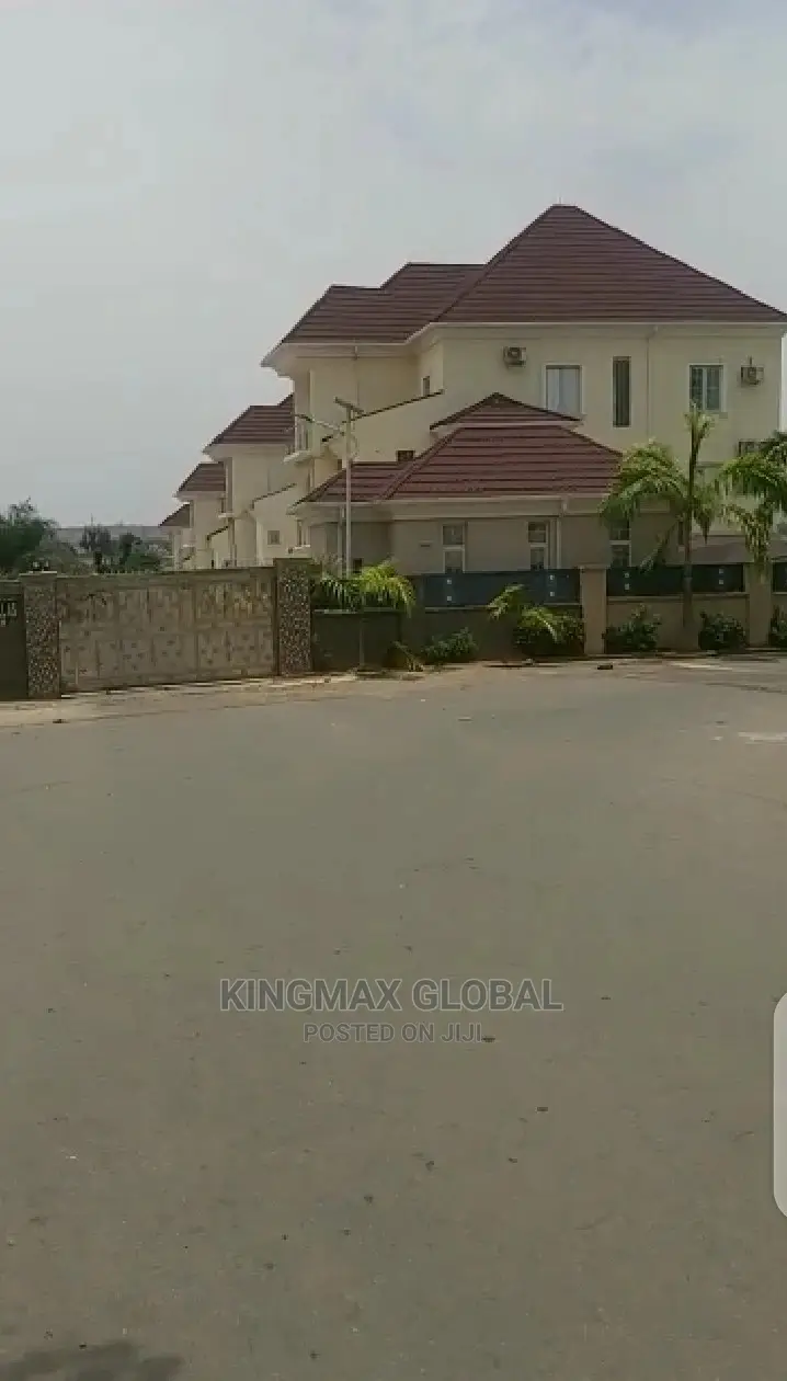 6bdrm Duplex in Mini Estate, Zone B for sale in Zone B