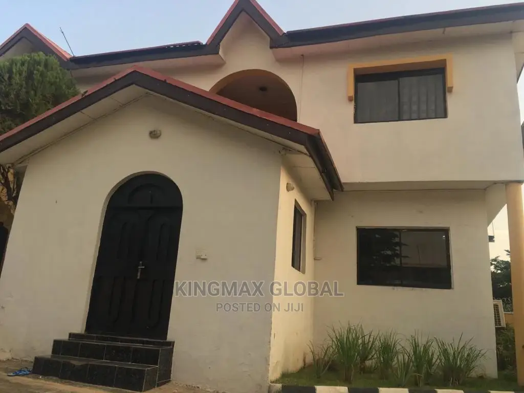 8bdrm Duplex in Utako for Sale in Utako