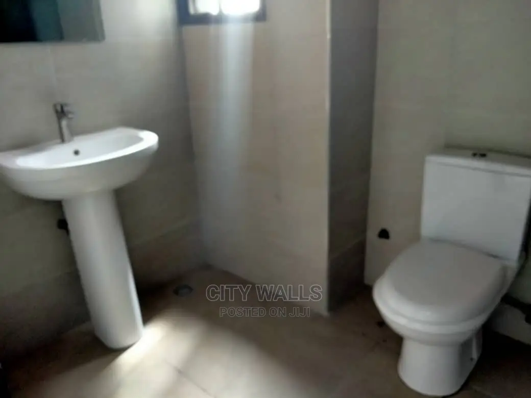 3bdrm Block of Flats in Oral Estate, Chevron for Sale in Chevron