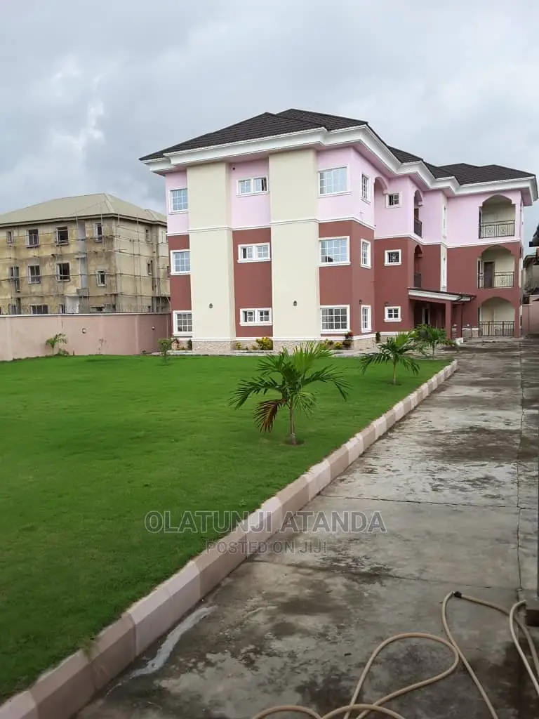 Furnished 10bdrm House in Sangotedo for Sale in Sangotedo