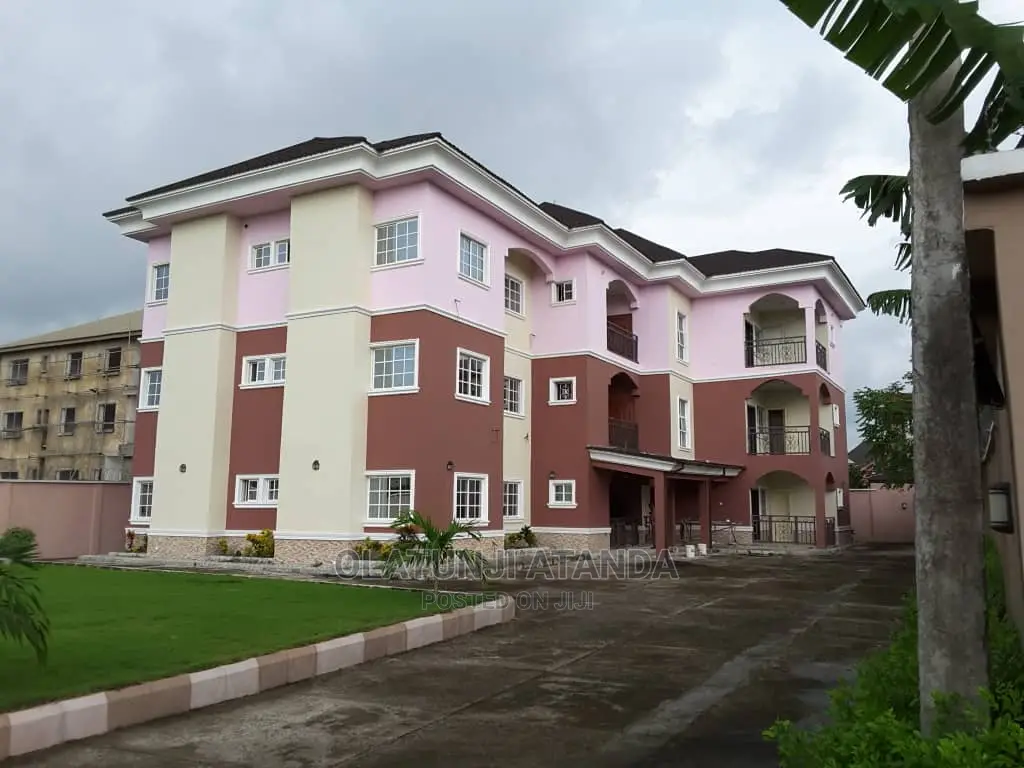 Furnished 10bdrm House in Sangotedo for Sale in Sangotedo