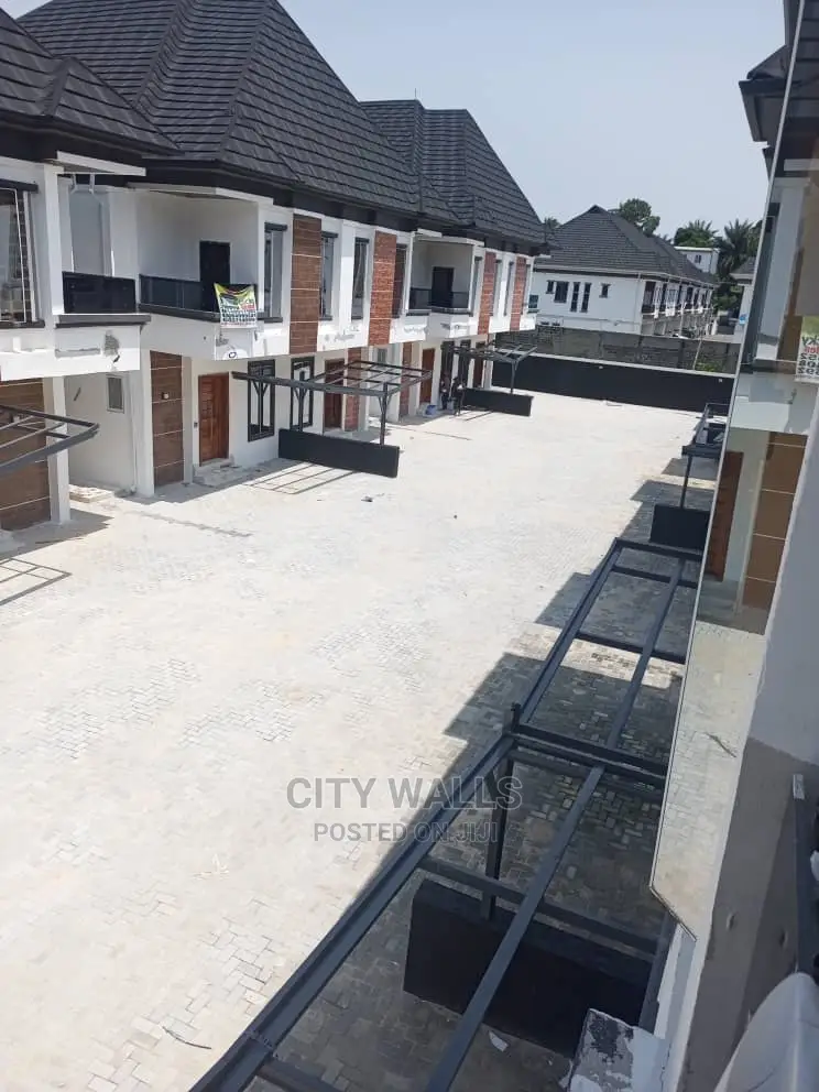 4bdrm Duplex in Chevron for rent in Chevron