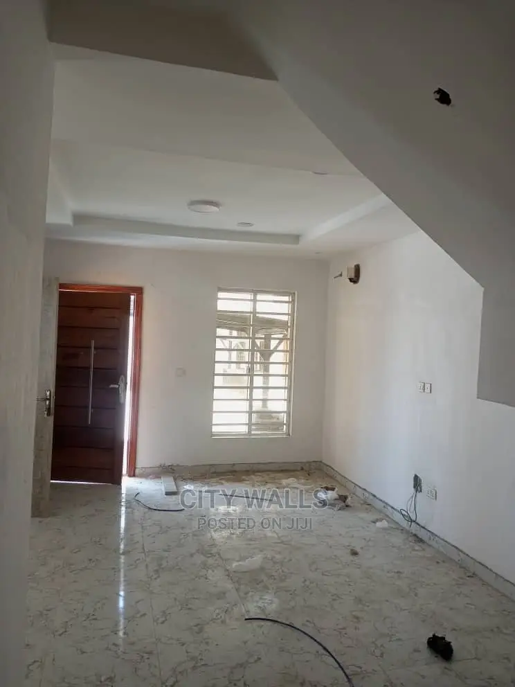 4bdrm Duplex in Chevron for rent in Chevron