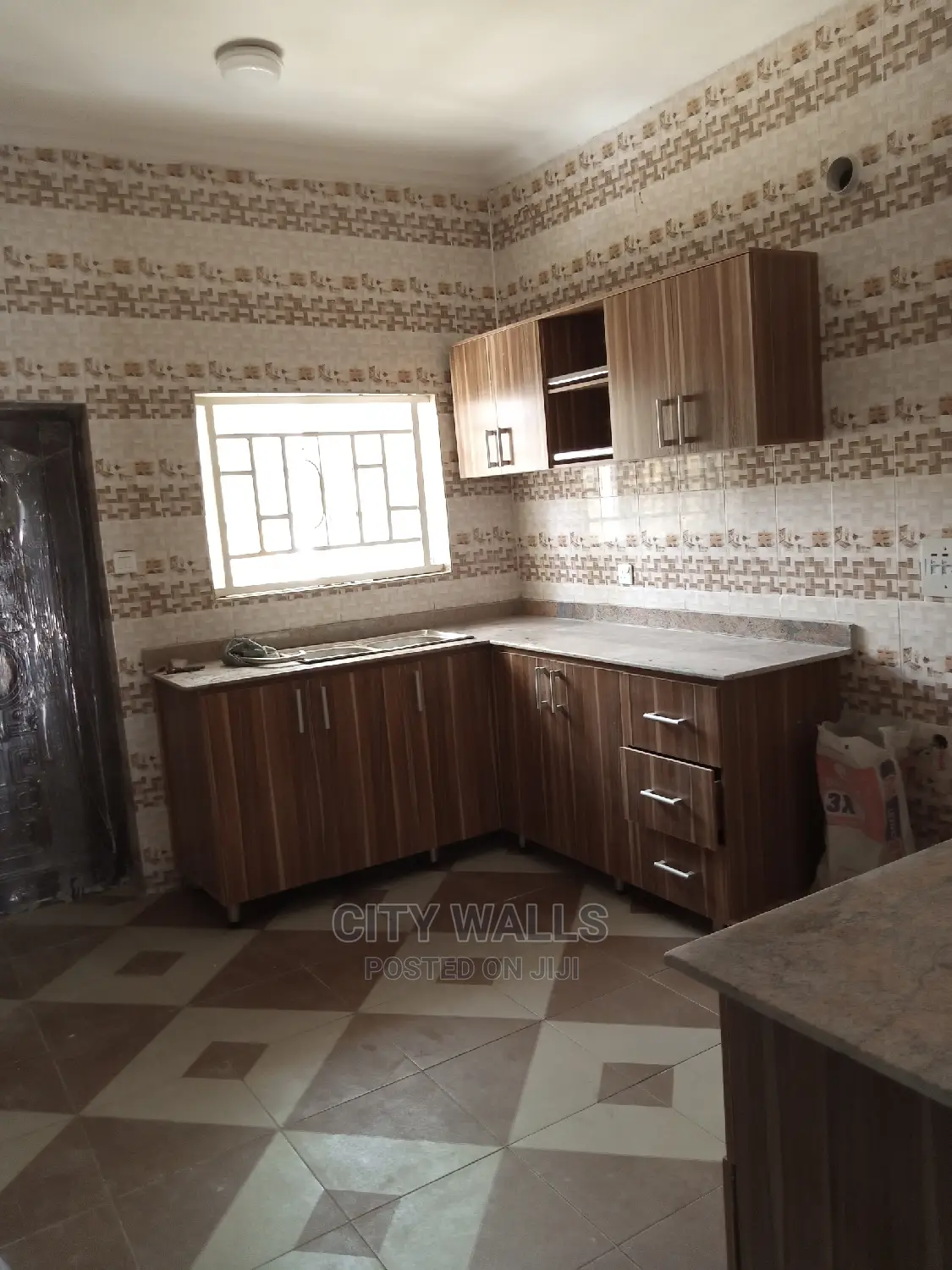 5bdrm Shared Apartment in Paradise Estate, Chevron for rent in Chevron