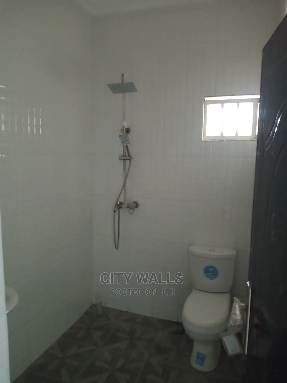 5bdrm Shared Apartment in Paradise Estate, Chevron for rent in Chevron