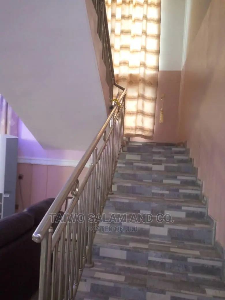 5bdrm Duplex in Oluyole Estate, Akobo for Sale in Akobo