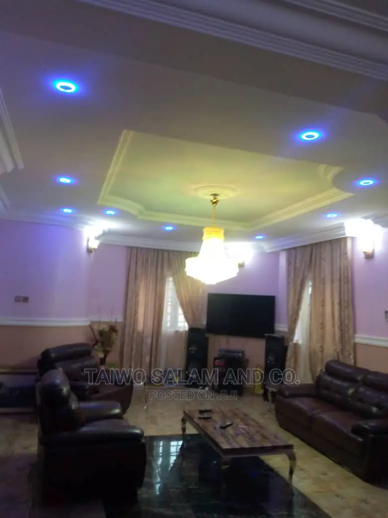 5bdrm Duplex in Oluyole Estate, Akobo for Sale in Akobo