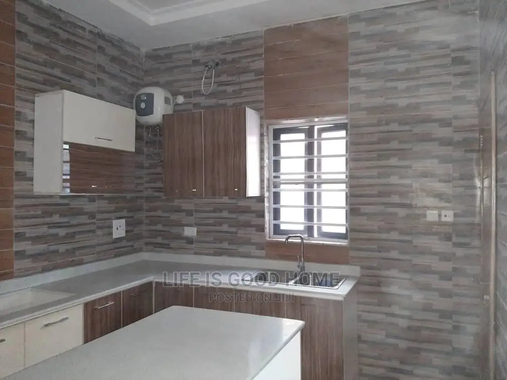 Furnished 4bdrm Apartment in Bera Estate, Chevron for sale in Chevron