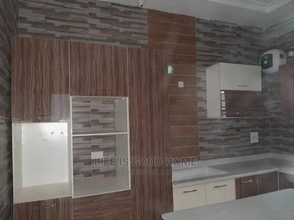 Furnished 4bdrm Apartment in Bera Estate, Chevron for sale in Chevron